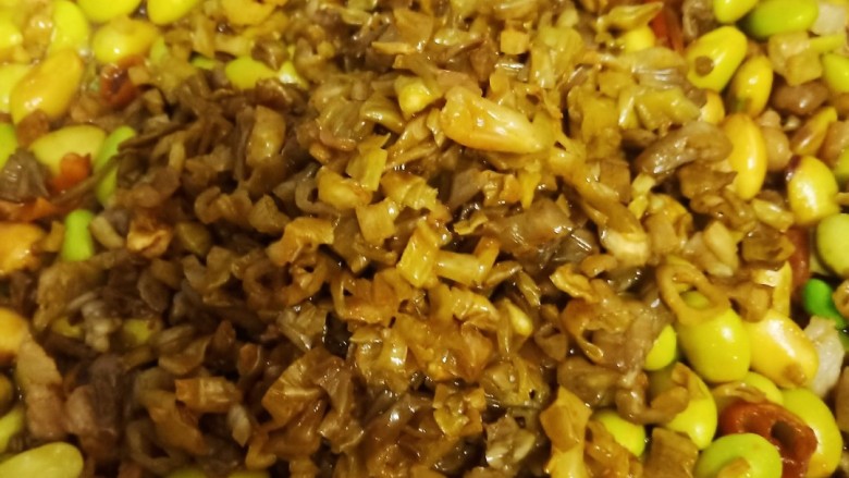 万能炒杂菜,水分收干后,加入腌酸菜快速翻炒。