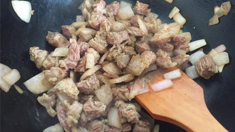西红柿土豆炖牛肉,放入<a style='color:red;display:inline-block;' href='/shicai/ 134333'>黑胡椒</a>碎,继续翻炒至牛肉收紧。
