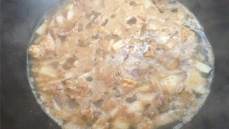 西红柿土豆炖牛肉,加入开水或者高汤,没过牛肉即可。