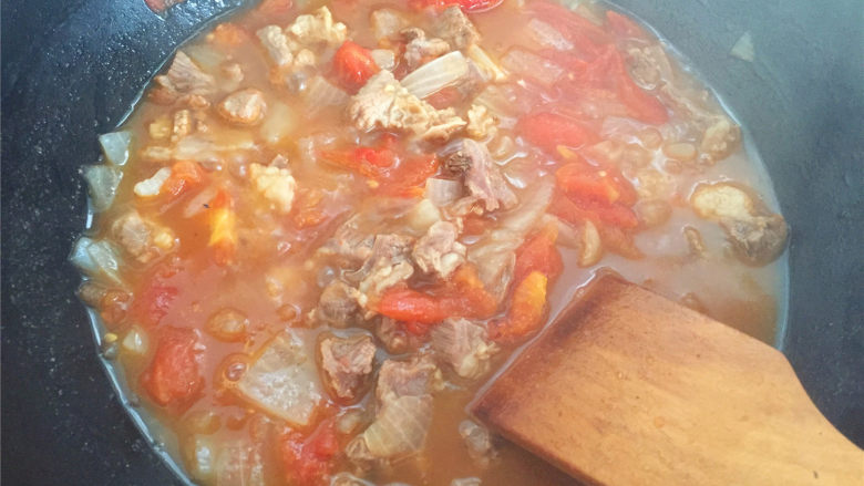西红柿土豆炖牛肉,翻一下,盖上盖子继续炖10分钟。