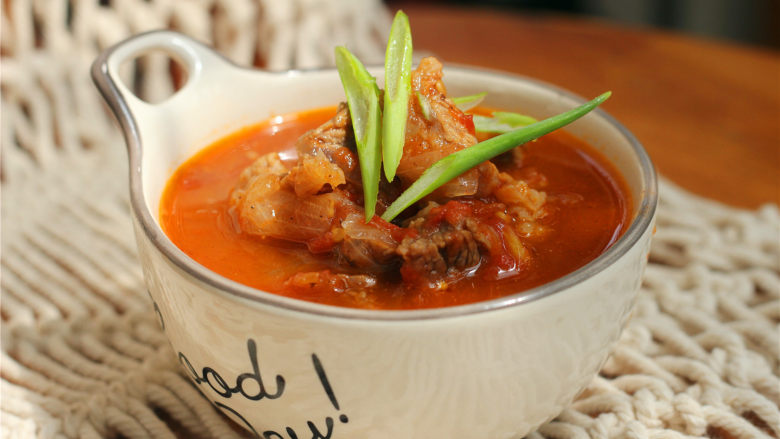 西红柿土豆炖牛肉,加一勺<a style='color:red;display:inline-block;' href='/shicai/ 869'>白砂糖</a>,慢慢收一下汁即可。