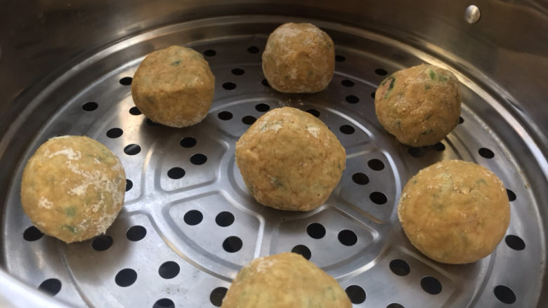 菜团子,放入开水锅中蒸12分钟(蒸的时间随团子的大小而定)