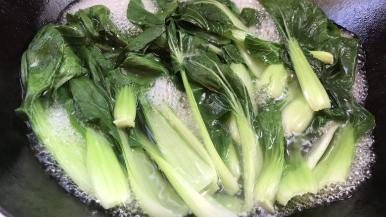 菜团子,把白菜放入开水锅中煮熟,捞出用清水冲凉