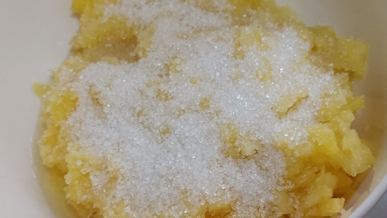 菠萝酱,取2/3的菠萝丁放进大碗内,放上细砂糖,拌一下,放置腌两个小时左右