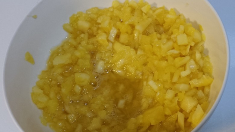 菠萝酱,两个小时候后菠萝已经杀出汤汁了。这个步骤可以最大程度的出汁,而且能中和掉一部分的酸味