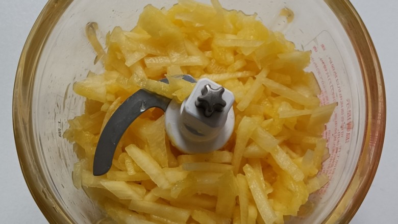菠萝酱,另外的1/3菠萝可以不用切太细,放入料理机破壁机一类的打成果泥