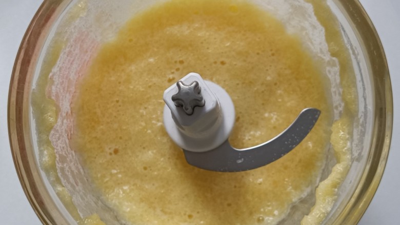 菠萝酱,这个步骤不需要加水或者糖,直接用菠萝打就好。如图,打完会呈现米糊状