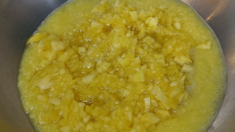 菠萝酱,把果泥和菠萝丁都倒入锅里,开小火煮