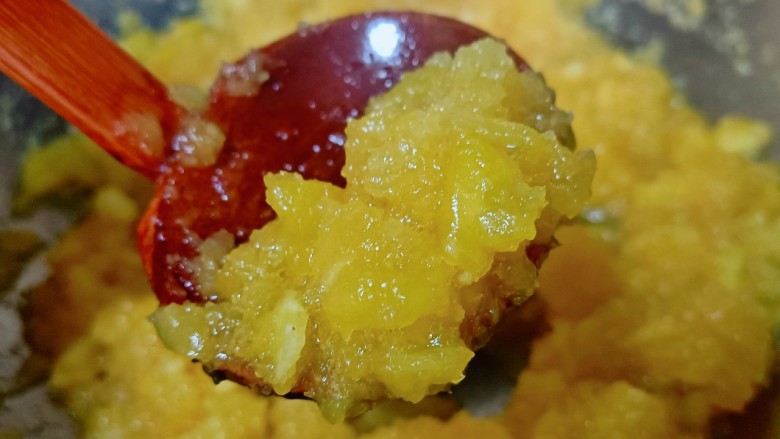 菠萝酱,最后锅内基本看不到什么水分了,舀一勺也没有水分低落,比较聚团就好了。但也别煮太干,太干就成菠萝馅了。