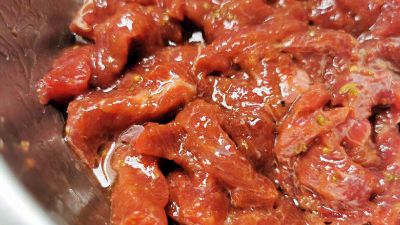 豆角牛柳,腌料倒入牛肉中抓匀,最后用封油