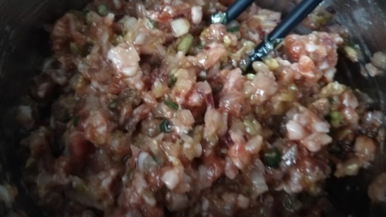 猪肉白菜包子,调馅儿(猪肉,洋葱,白菜,)调料(蚝油,盐,13香,食用油少许)向一个方向搅拌均匀