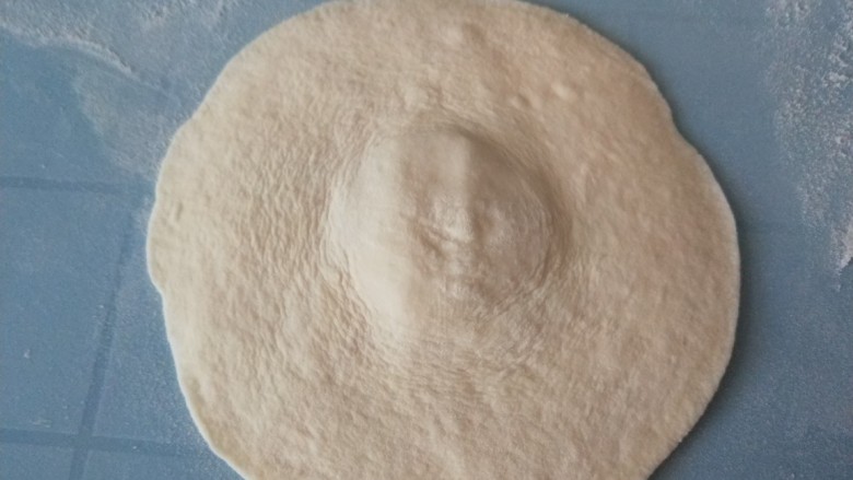 猪肉白菜包子,擀面杖擀平,中间厚一点