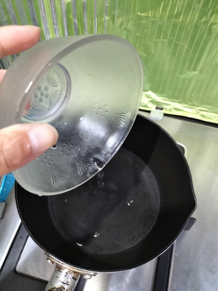 红糖珍珠奶茶,倒入150ml水