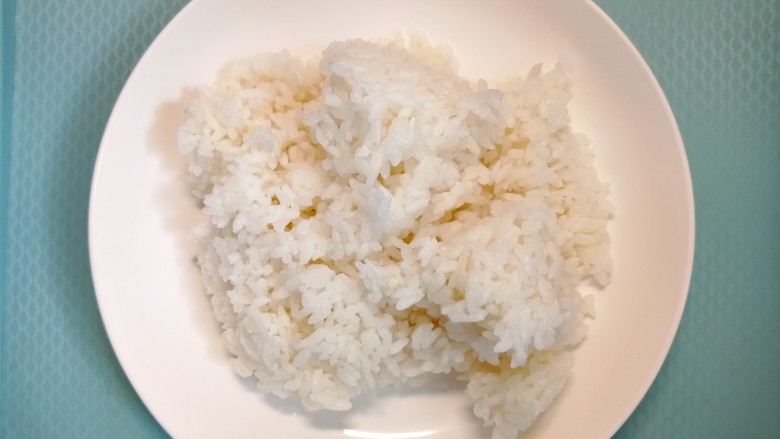 鸡蛋火腿炒饭,盛一碗大<a style='color:red;display:inline-block;' href='/shicai/ 507'>米饭</a>，<a style='color:red;display:inline-block;' href='/shicai/ 507'>米饭</a>建议提前加热，这样炒的话会更快一些