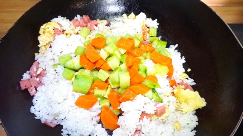 鸡蛋火腿炒饭,放入胡萝卜,黄瓜丁