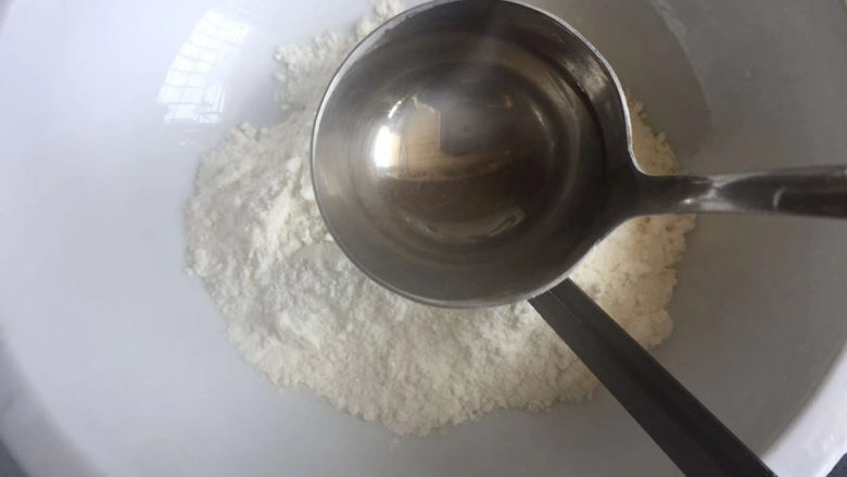 蔬菜鸡肉饼,加入清水,一边慢慢倒一边搅拌