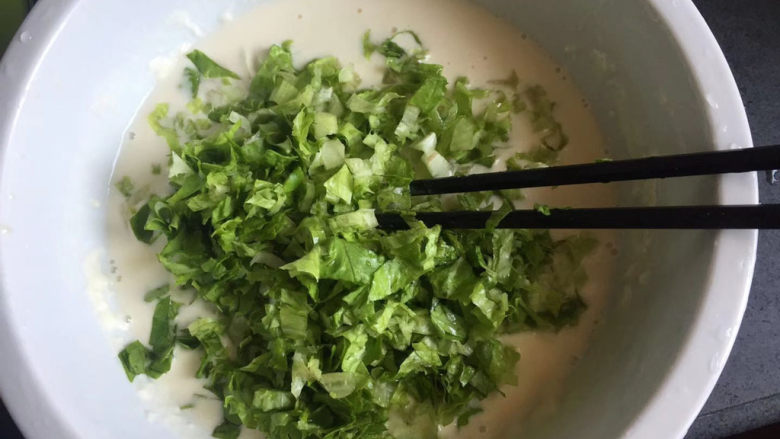 蔬菜鸡肉饼,倒入青菜