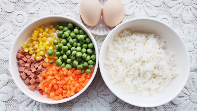 鸡蛋火腿炒饭,准备好所有食材。