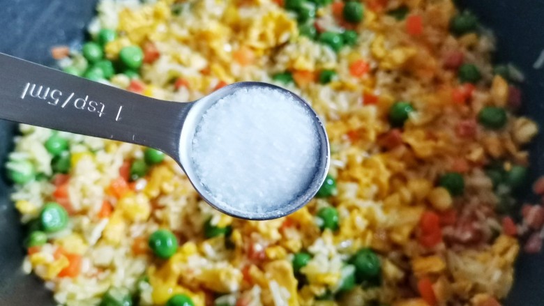 鸡蛋火腿炒饭,加入一勺盐,