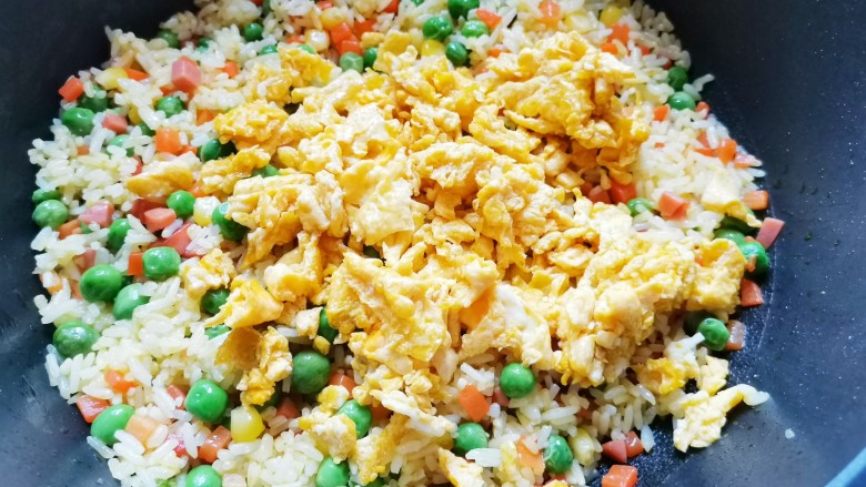鸡蛋火腿炒饭,加入鸡蛋,