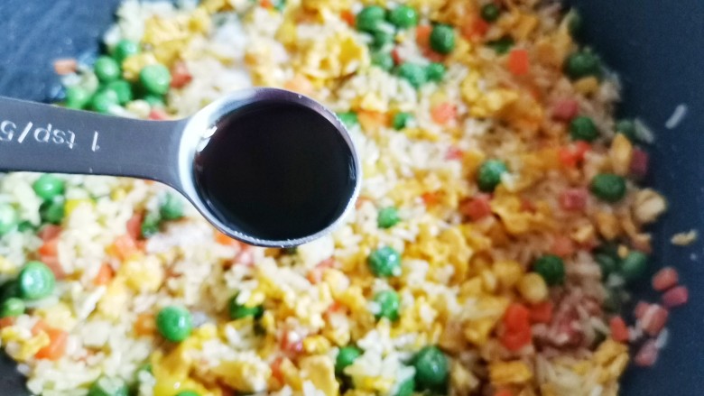 鸡蛋火腿炒饭,加一勺生抽,