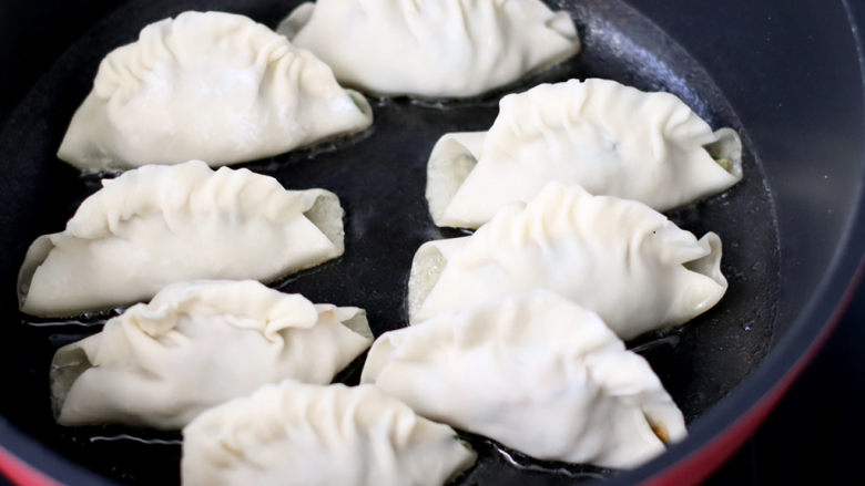 韭菜肉锅贴,热锅刷底油,放入锅贴小火慢慢煎至。
