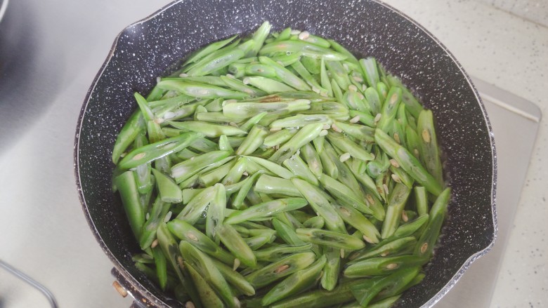 豆角牛柳,加入豆角,煮一分钟