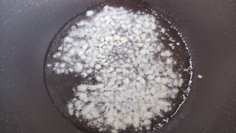 豆角牛柳,待油热,下大蒜,炒香