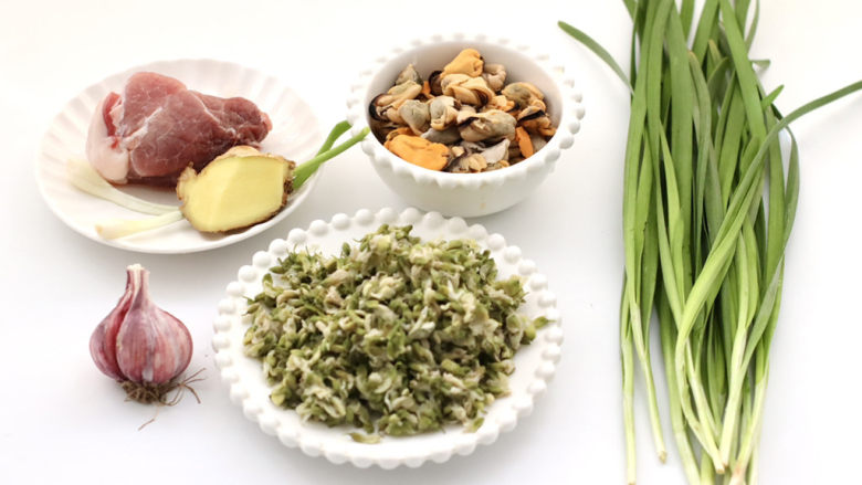 韭菜肉锅贴,首先备齐所有的食材,槐花提前摘洗干净焯水,青口也是摘洗干净煮熟扒肉。