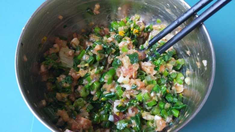韭菜肉锅贴,放入盐、蚝油,<a style='color:red;display:inline-block;' href='/shicai/ 788'>生抽</a>少许将所有食材搅拌均匀