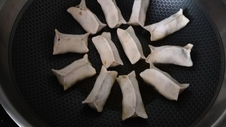 韭菜肉锅贴,将锅贴均匀摆好,别挨的太近