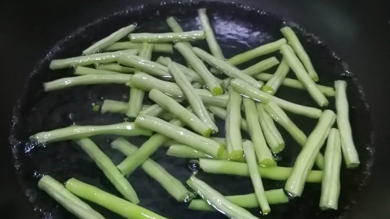 豆角牛柳,豆角焯水2~3分钟