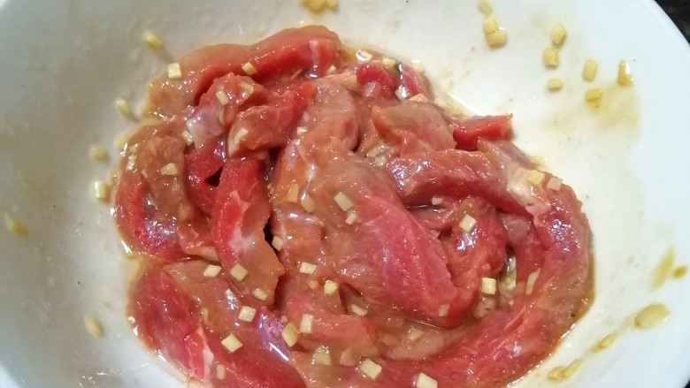 豆角牛柳,拌匀,腌十分钟