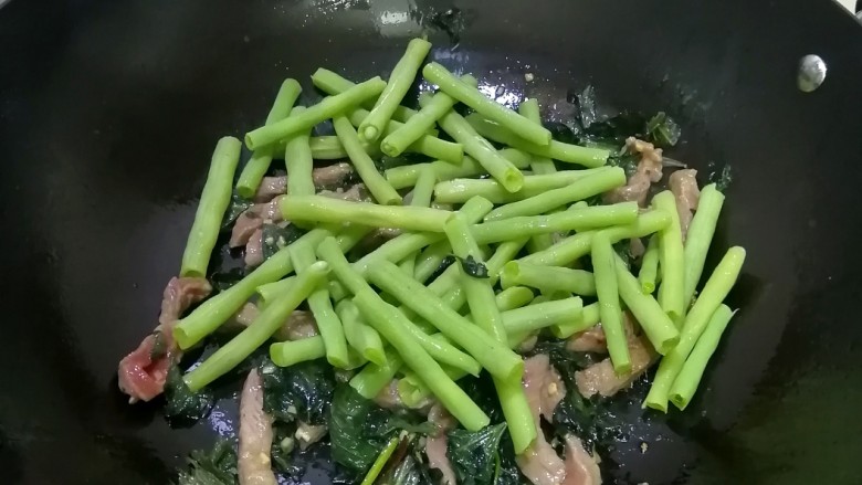 豆角牛柳,炒至牛肉五成熟,加入豆角