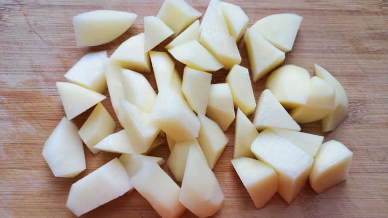 家常地三鲜,<a style='color:red;display:inline-block;' href='/shicai/ 23'>土豆</a>去皮切成滚刀块。