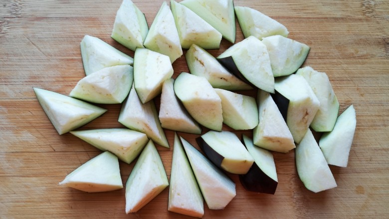 家常地三鲜,<a style='color:red;display:inline-block;' href='/shicai/ 58'>茄子</a>洗干净切成滚刀块。