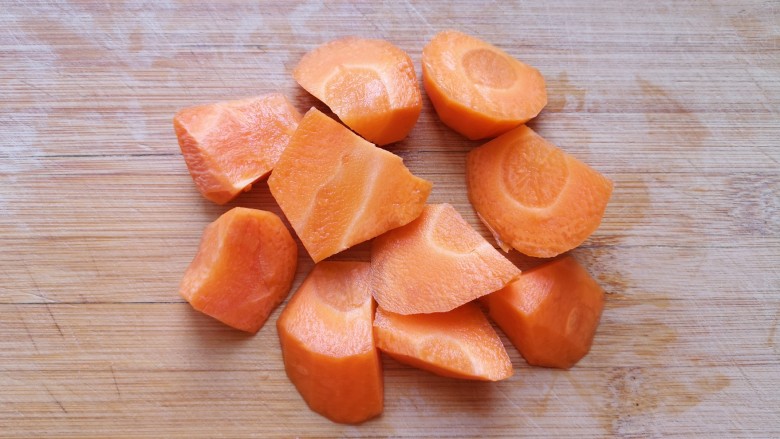 家常地三鲜,<a style='color:red;display:inline-block;' href='/shicai/ 25'>胡萝卜</a>切成滚刀块。