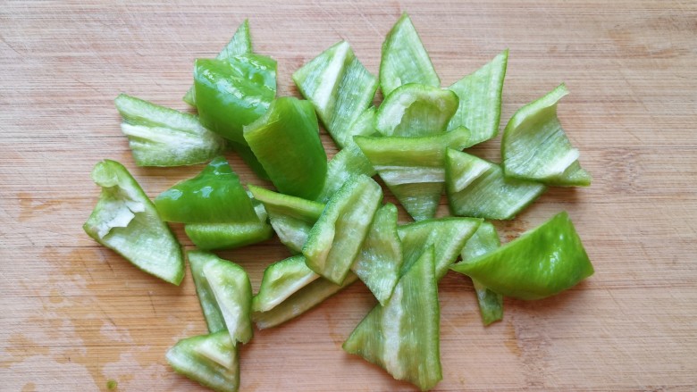 家常地三鲜,<a style='color:red;display:inline-block;' href='/shicai/ 61'>青椒</a>洗干净，去籽切成滚刀块。