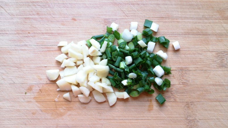 家常地三鲜,葱蒜切碎。