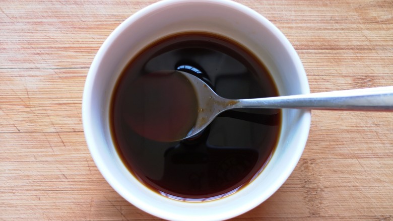 家常地三鲜,用<a style='color:red;display:inline-block;' href='/shicai/ 721'>蚝油</a>、<a style='color:red;display:inline-block;' href='/shicai/ 788'>生抽</a>、<a style='color:red;display:inline-block;' href='/shicai/ 768'>香醋</a>、<a style='color:red;display:inline-block;' href='/shicai/ 10588'>糖</a>、盐、<a style='color:red;display:inline-block;' href='/shicai/ 117810'>蘑菇精</a>和小半碗纯净水调好酱汁备用。