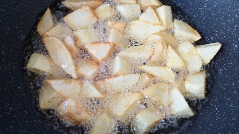 家常地三鲜,中火炸至金黄色，盛出备用。