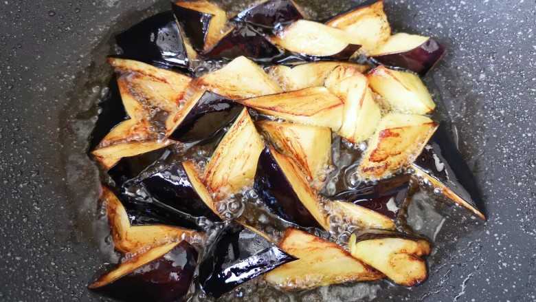 家常地三鲜,炸至金黄色，盛出备用。