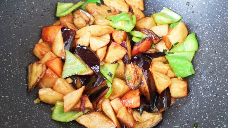 家常地三鲜,下入炸过的茄子块翻炒入味即可。