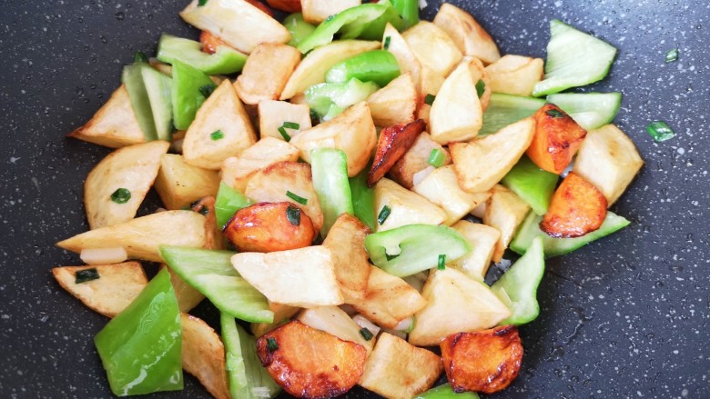 家常地三鲜,下入青椒翻炒至变色。