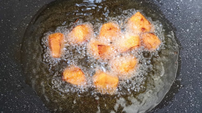 家常地三鲜,胡萝卜炸至金黄色，盛出备用。