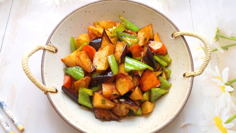 家常地三鲜,色香味俱全。