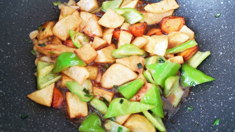 家常地三鲜,倒入调好的酱汁翻炒均匀。