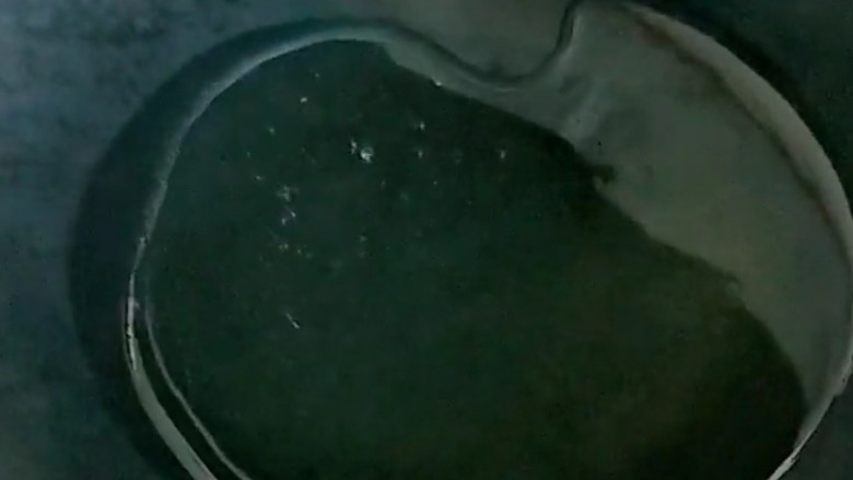 葱爆猪肝,锅中倒入适量油烧热。