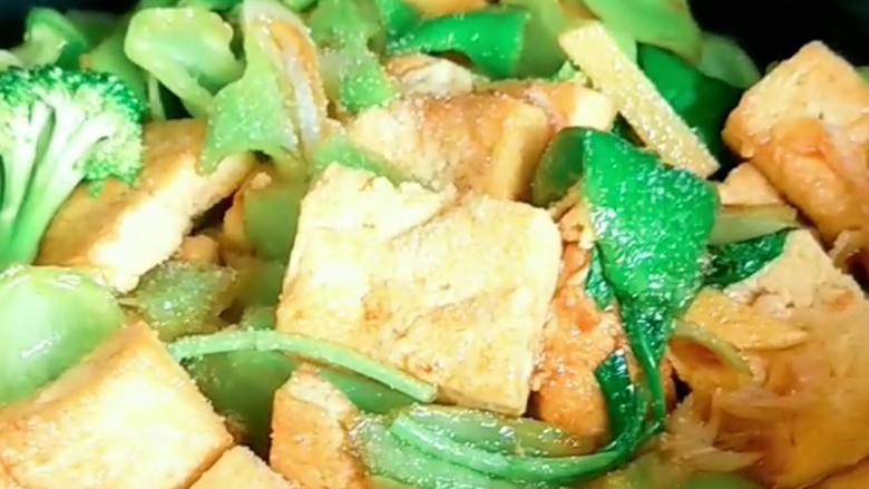 干煸豆腐,加入鸡精炒均匀,在水淀粉勾芡即可。