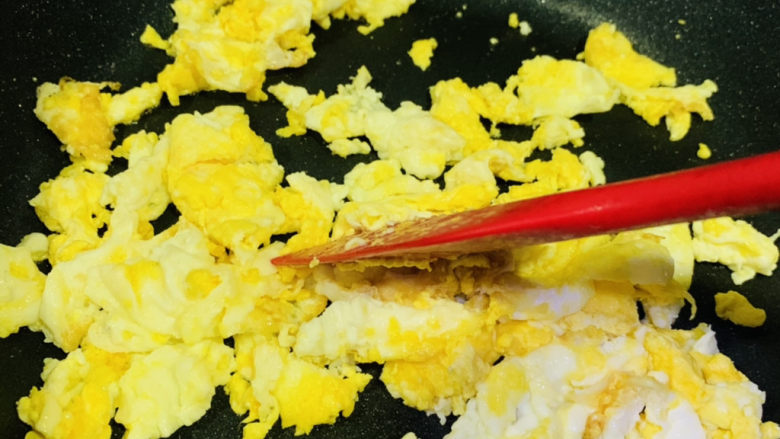 鸡蛋火腿炒饭,倒入鸡蛋,快速翻炒
